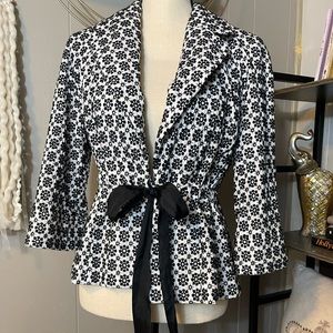 Kasper eyelet suit jacket Blazer. Front bowtie. flattering fit. Sz 10